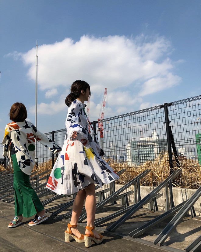 Vừa l&ecirc;n kệ, họa tiết mảng m&agrave;u của H&M Studio đ&atilde; được chưng diện to&agrave;n cầu, c&aacute;nh fashionista Việt n&agrave;o c&oacute; k&eacute;m cạnh - Ảnh 6.