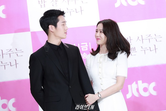 Fan Son Ye Jin mừng phát khóc vì hành động nắm chặt tay em của mỹ nam Jung Hae In ở sự kiện - Ảnh 9.