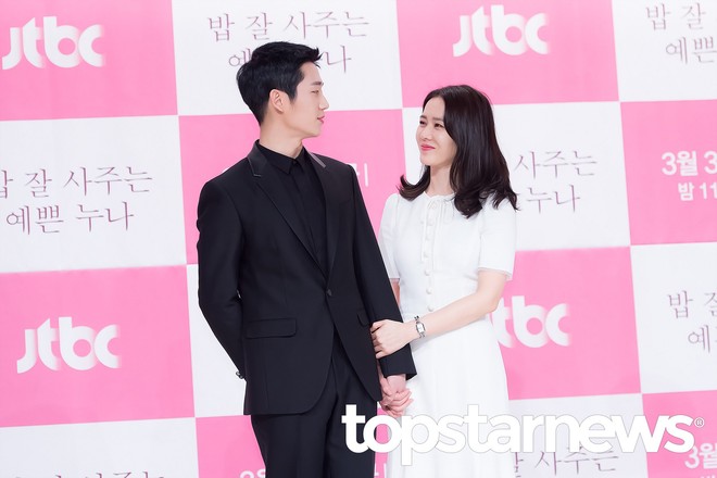 Fan Son Ye Jin mừng phát khóc vì hành động nắm chặt tay em của mỹ nam Jung Hae In ở sự kiện - Ảnh 10.