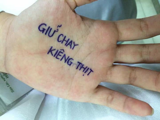 Chùm ảnh: Có những người sống mà không cần giấy nhớ, họ luôn ghi mọi thứ lên tay - Ảnh 5.