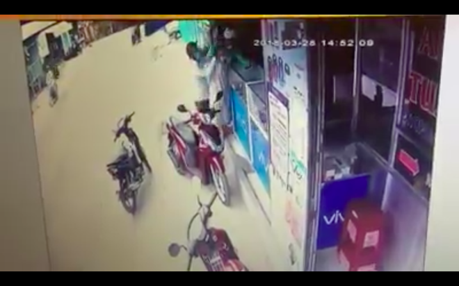 TP. HCM: C&ocirc;ng an v&agrave;o cuộc vụ người phụ nữ bị d&iacute; dao v&agrave;o cổ, cướp t&agrave;i sản giữa ban ng&agrave;y - Ảnh 1.