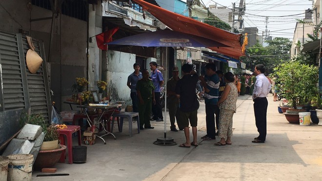 Hàng trăm người dân xem công an kiểm tra hiện trường vụ thảm sát 5 người ở Bình Tân - Ảnh 1.
