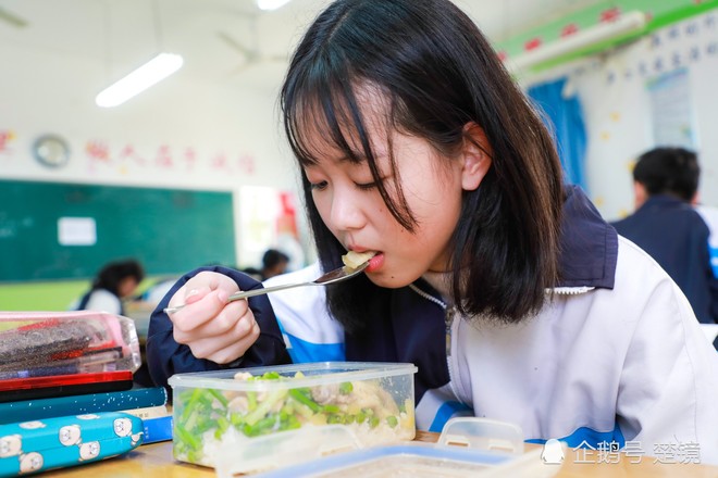 Cô bé 14 tuổi ngày nào cũng ăn thịt mỡ để chóng béo, đằng sau là câu chuyện lấy đi nước mắt của hàng triệu người - Ảnh 3.