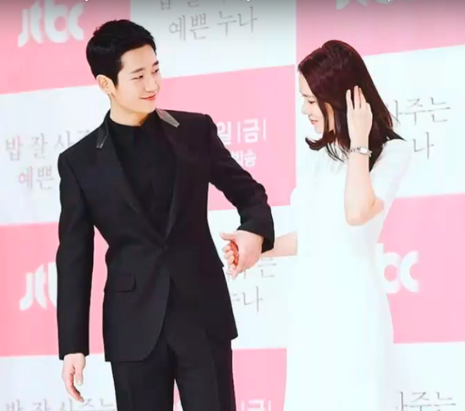 Hết nắm chặt tay ở họp báo lại tặng quà Valentine, Jung Hae In đang có tình ý với Son Ye Jin? - Ảnh 3.