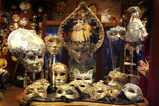 Đằng sau chiếc mặt nạ ở Venice: “báu vật” của tự do hay thỏa mãn cho những ý trang phục đen tối? - Ảnh 2.