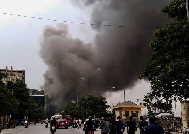Hà Nội: Chợ Quang bốc cháy dữ dội giữa trưa, tiểu thương khóc nức nở khi nhiều gian hàng bị thiêu rụi - Ảnh 2.