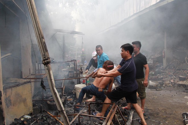 Hà Nội: Chợ Quang bốc cháy dữ dội giữa trưa, tiểu thương khóc nức nở khi nhiều gian hàng bị thiêu rụi - Ảnh 13.