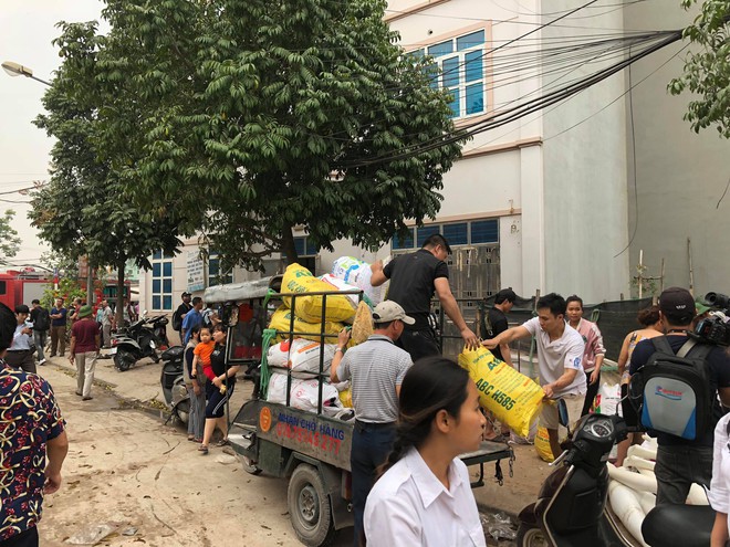 Hà Nội: Chợ Quang bốc cháy dữ dội giữa trưa, tiểu thương khóc nức nở khi nhiều gian hàng bị thiêu rụi - Ảnh 15.