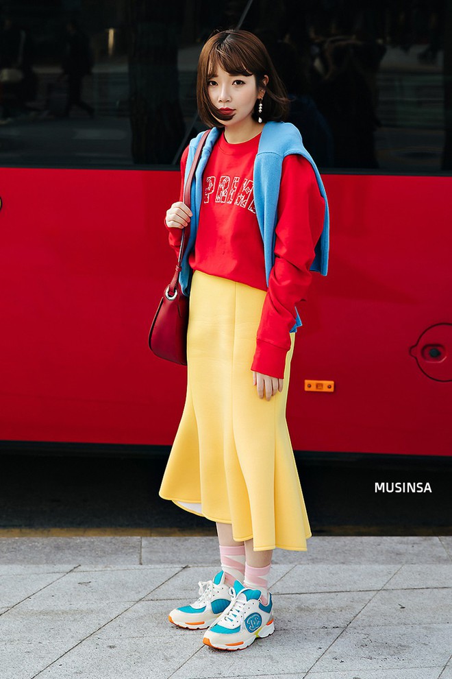 Street style đơn giản, năng động của giới trẻ H&agrave;n kh&ocirc;ng những kh&ocirc;ng nh&agrave;m ch&aacute;n m&agrave; c&ograve;n khiến bạn thốt l&ecirc;n Đẹp qu&aacute; đ&aacute;ng! - Ảnh 8.