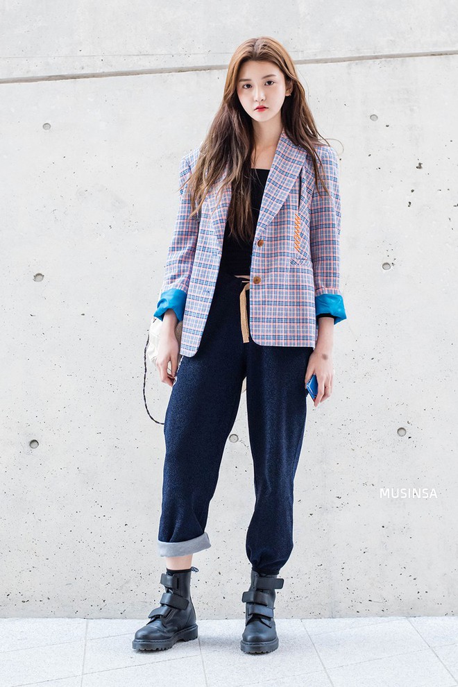 Street style đơn giản, năng động của giới trẻ H&agrave;n kh&ocirc;ng những kh&ocirc;ng nh&agrave;m ch&aacute;n m&agrave; c&ograve;n khiến bạn thốt l&ecirc;n Đẹp qu&aacute; đ&aacute;ng! - Ảnh 3.