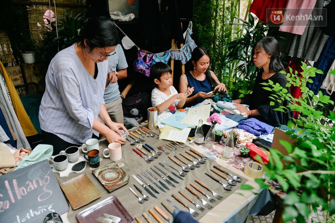 Sau Hà Nội, phiên chợ Người yêu cũ xuất hiện ở Sài Gòn: Mua một món đồ, được nghe cả câu chuyện tình xưa - Ảnh 9.