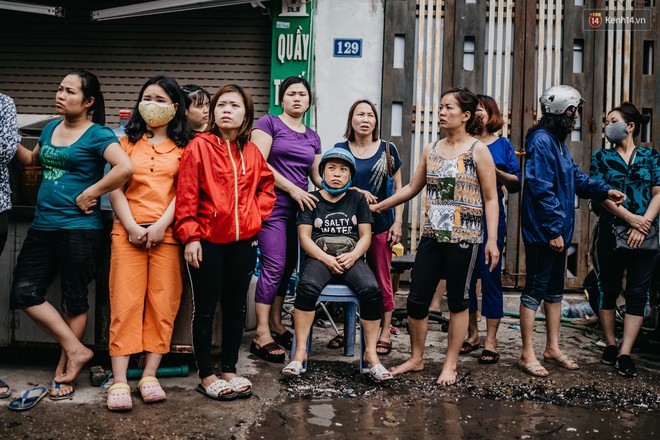 Xót xa cảnh nhiều tiểu thương chợ Quang thẫn thờ, khóc ngất: Cháy hết rồi, hết sạch sành sanh... - Ảnh 11.