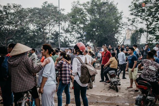 Xót xa cảnh nhiều tiểu thương chợ Quang thẫn thờ, khóc ngất: Cháy hết rồi, hết sạch sành sanh... - Ảnh 15.