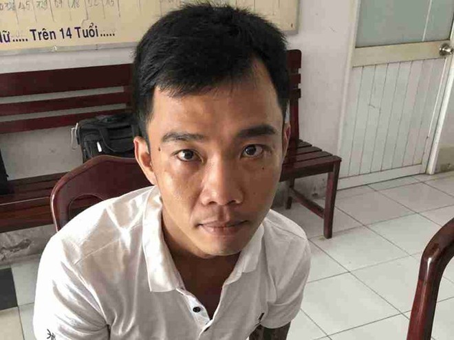T&agrave;i xế Grab d&ugrave;ng dao cướp iPhone rồi nhờ mẹ đem trả - Ảnh 1.