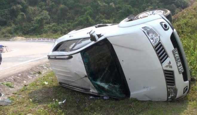 5 người may mắn thoát chết khi xe bị lật cách vực sâu 40m - Ảnh 1.