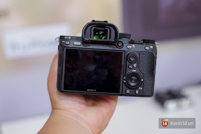 Sony chính thức giới thiệu máy ảnh chuyên nghiệp A7 III tại Việt Nam: cảm biến 24 MP, lấy nét nhanh gấp đôi đời trước, giá gần 49 triệu đồng - Ảnh 5.