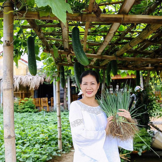 Nữ giám đốc dạy con gái: Đừng mua chiếc túi trị giá 300 đô mà không có gì trong đó. Đừng phá sản vì cố tỏ ra giàu có - Ảnh 1.