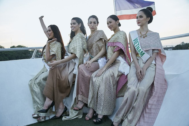 Hương Giang đằm thắm trong trang phục dân tộc Thái Lan, giao lưu văn nghệ cực sung cùng dàn thí sinh HH Chuyển giới Quốc tế - Ảnh 2.