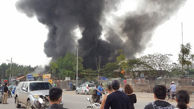 Hà Nội: Cháy cửa hàng giày rồi lan sang nhiều nhà liền kề, cột khói bốc lên đen kịt từ làng Triều Khúc - Ảnh 1.