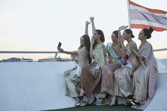 Hương Giang đằm thắm trong trang phục dân tộc Thái Lan, giao lưu văn nghệ cực sung cùng dàn thí sinh HH Chuyển giới Quốc tế - Ảnh 3.