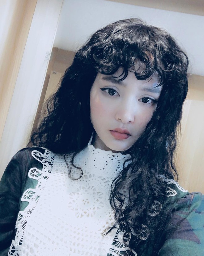 Đổi gi&oacute; với t&oacute;c xoăn Sulli nhưng dường như Hiền Hồ lại bớt xinh đi v&agrave;i phần - Ảnh 2.