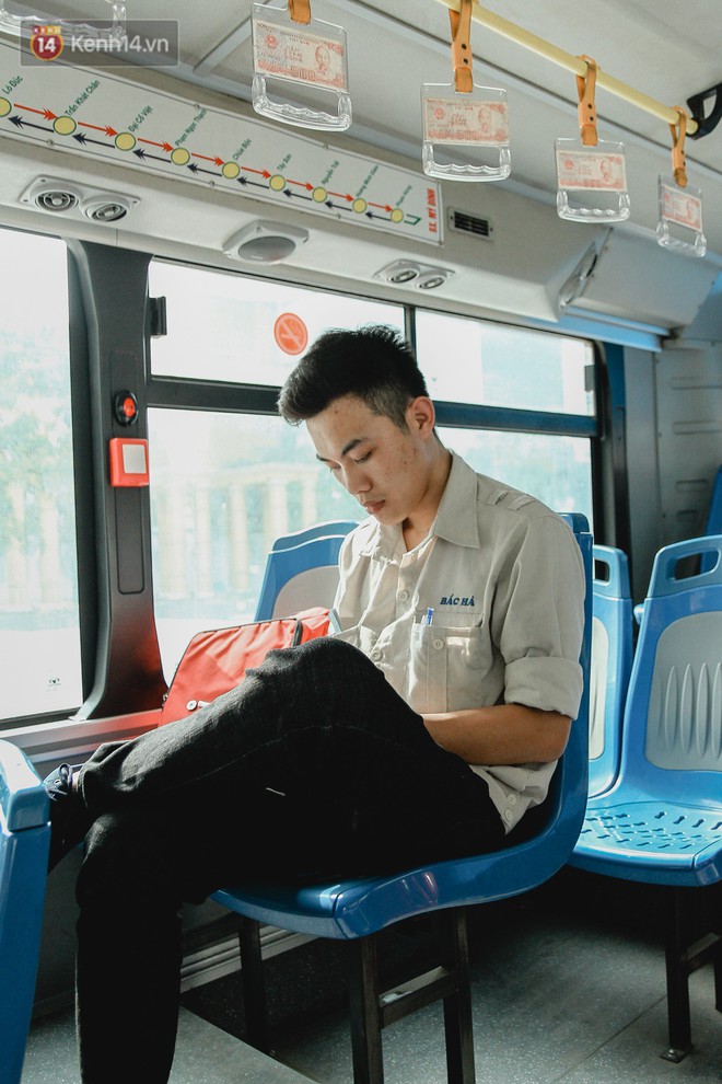 Chuyến xe bus si&ecirc;u độc đ&aacute;o ở H&agrave; Nội -  treo đỏ ch&oacute;t những tờ 500, 1000 đồng khắp xe - Ảnh 3.