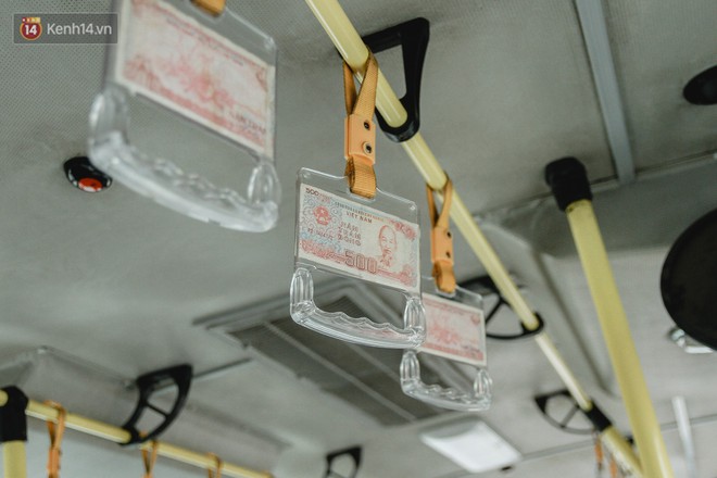 Chuyến xe bus si&ecirc;u độc đ&aacute;o ở H&agrave; Nội -  treo đỏ ch&oacute;t những tờ 500, 1000 đồng khắp xe - Ảnh 8.