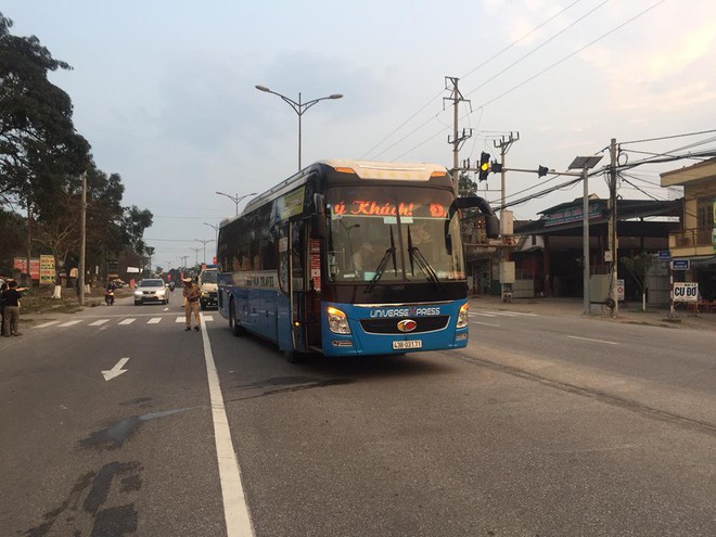 Giấu xe đạp v&agrave;o gầm sau tai nạn, người d&acirc;n phẫn nộ chặn đầu &ocirc; t&ocirc; kh&aacute;ch - Ảnh 2.