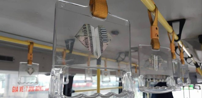 Chuyến xe bus si&ecirc;u độc đ&aacute;o ở H&agrave; Nội -  treo đỏ ch&oacute;t những tờ 500, 1000 đồng khắp xe - Ảnh 6.