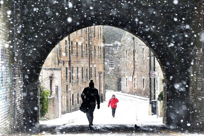 Hình ảnh bão tuyết Emma quần thảo dữ dội khiến nước Anh tê liệt - Ảnh 5.