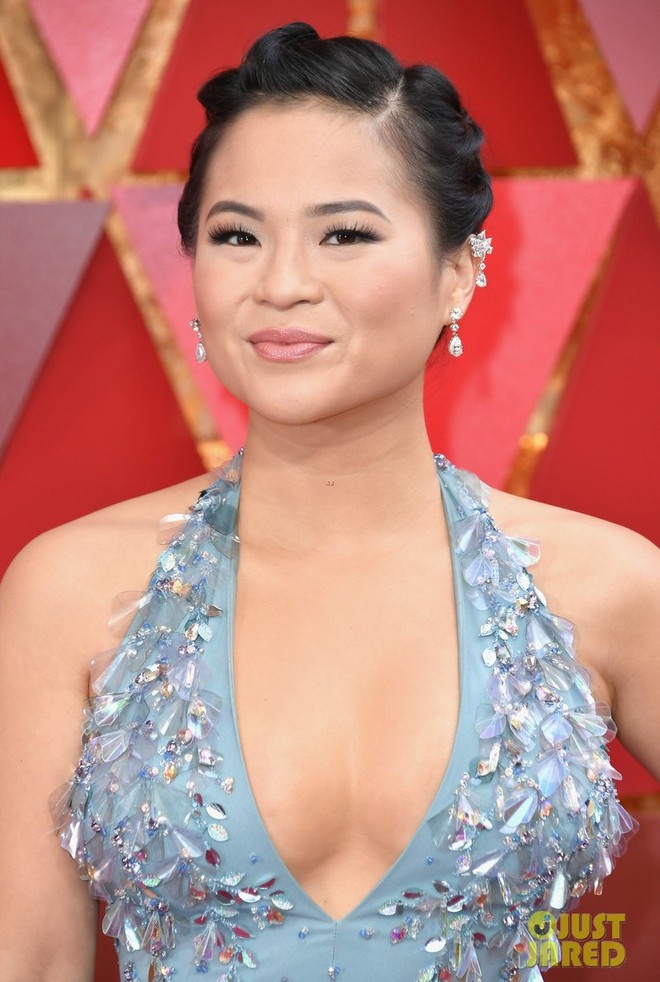Lần đầu dự Oscar, nữ diễn vi&ecirc;n gốc Việt được b&aacute;o T&acirc;y khen ngợi v&igrave; chiếc đầm xẻ s&acirc;u t&aacute;o bạo nhưng lộng lẫy tựa Cinderella - Ảnh 2.