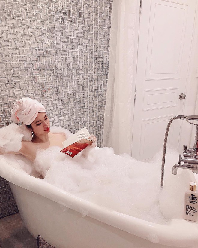 Nằm bồn tắm với tay đầy bọt, xin hỏi Angela Phương Trinh sẽ đọc sách kiểu gì? - Ảnh 1.