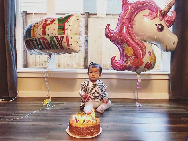 Lam Trường và bà xã 9x tự tay nấu ăn, tổ chức tiệc sinh nhật 1 tuổi cho con gái cưng - Ảnh 2.