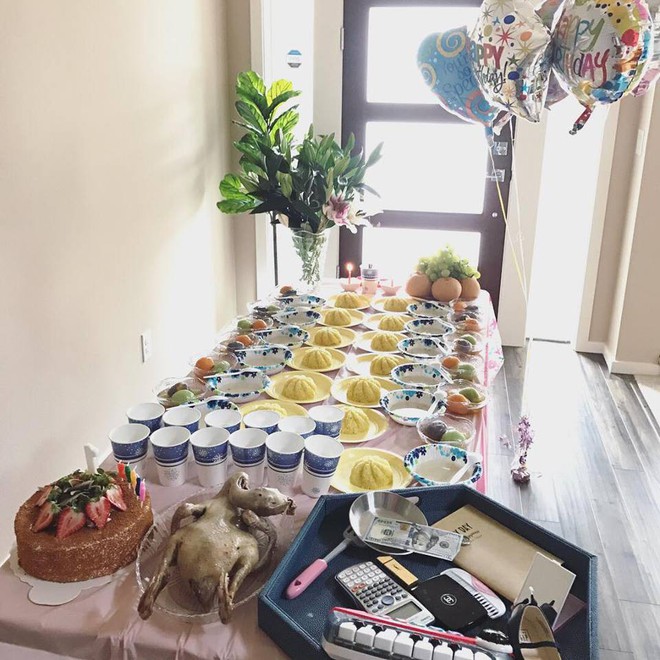 Lam Trường và bà xã 9x tự tay nấu ăn, tổ chức tiệc sinh nhật 1 tuổi cho con gái cưng - Ảnh 1.