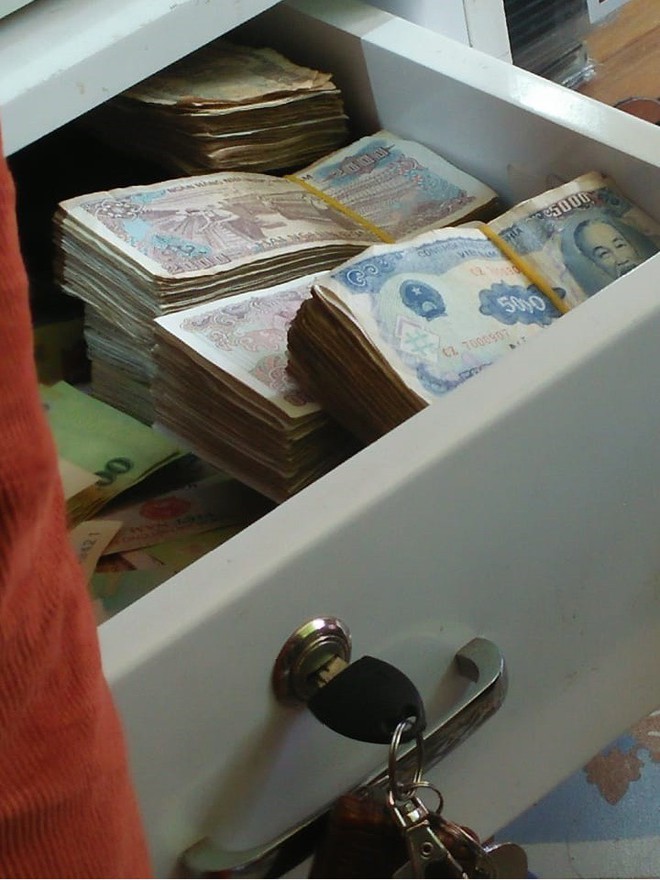 Vợ chắc mẩm chồng đ&atilde; tiết kiệm được kha kh&aacute; tiền để mua SH, ngờ đ&acirc;u khi lợn đất bể mới ph&aacute;t hiện sự thật phũ ph&agrave;ng - Ảnh 4.