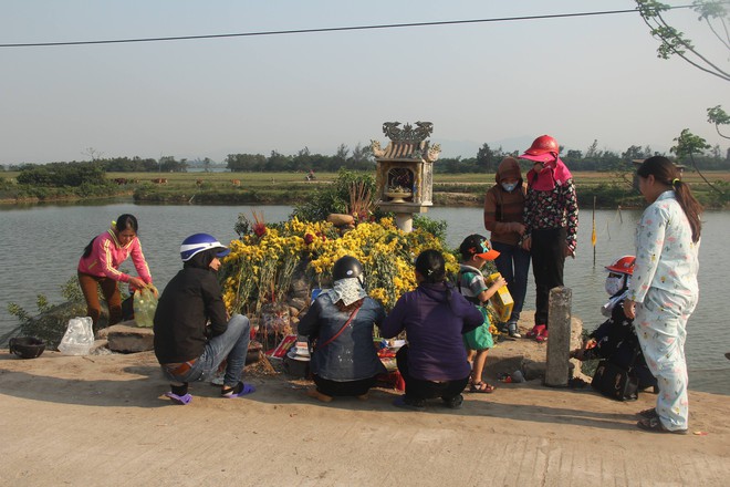 &ldquo;Rắn thần&rdquo; ở Quảng B&igrave;nh bị bắt đi, người d&acirc;n vẫn k&eacute;o đến mộ &ldquo;b&agrave; ăn m&agrave;y&rdquo; thắp hương - Ảnh 2.
