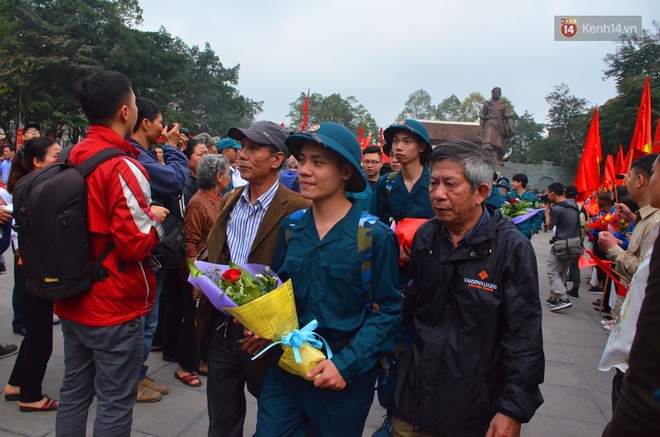 Chùm ảnh: Những giọt nước mắt bịn rịn của người thân ngày tiễn tân binh lên đường nhập ngũ - Ảnh 2.