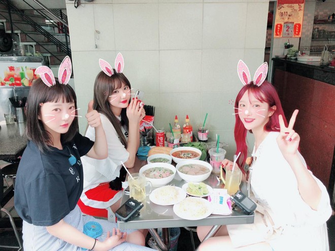 Chiều fan như EXID: Hani đẹp rực rỡ khi đi xích lô, cùng các thành viên check-in ăn phở tại TP.HCM - Ảnh 2.