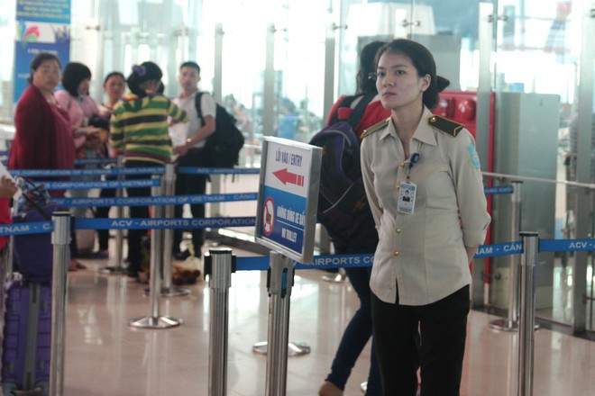 Tăng cường nhân viên kiểm soát an ninh sân bay Vinh sau vụ nam thanh niên tâm thần đột nhập - Ảnh 2.