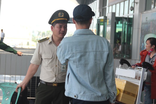Tăng cường nhân viên kiểm soát an ninh sân bay Vinh sau vụ nam thanh niên tâm thần đột nhập - Ảnh 9.