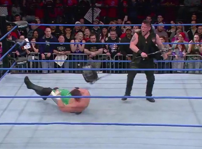 Kinh ho&agrave;ng đ&ocirc; vật WWE vỡ hốc mắt v&igrave; hứng trọn c&acirc;y gậy b&oacute;ng ch&agrave;y của đối thủ - Ảnh 3.