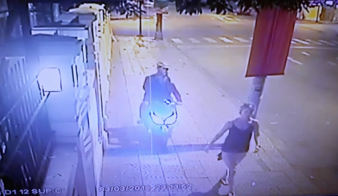 TP. HCM: 2 thanh ni&ecirc;n ngoại quốc bị cướp t&uacute;i trắng trợn khi đang đi bộ tr&ecirc;n vỉa h&egrave; - Ảnh 2.
