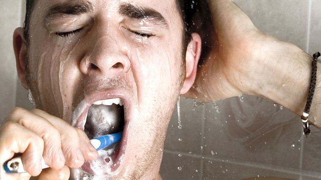 Vừa tắm vừa đánh răng, tiện lợi là thế nhưng bạn có lường trước được tác hại này? - Ảnh 2.