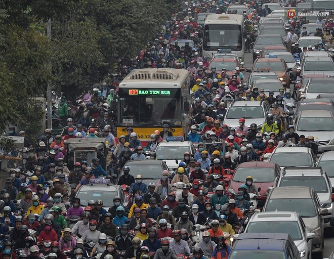 Hà Nội: Ùn tắc kinh hoàng trên đường Vành đai 3, hàng nghìn phương tiện chôn chân từ sáng sớm - Ảnh 3.