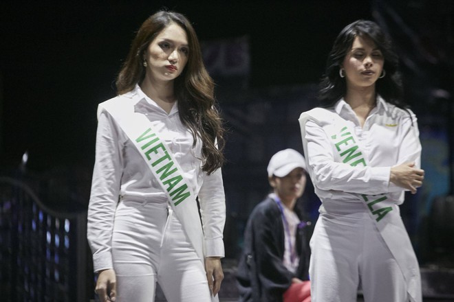 Hương Giang cùng dàn thí sinh tất bật tập luyện trước thềm Chung kết Hoa hậu chuyển giới Quốc tế - Ảnh 7.