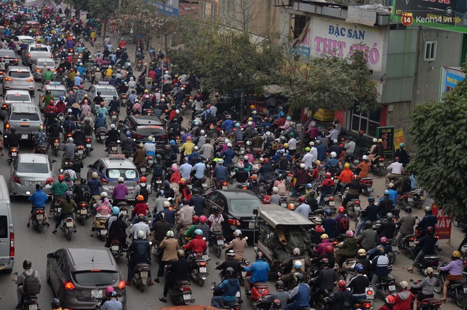 Hà Nội: Ùn tắc kinh hoàng trên đường Vành đai 3, hàng nghìn phương tiện chôn chân từ sáng sớm - Ảnh 11.