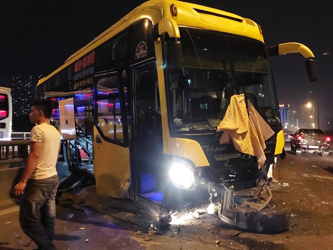 H&agrave; Nội: Xe kh&aacute;ch chở 20 người t&ocirc;ng xuy&ecirc;n hai l&agrave;n cầu cạn, chắn ngang đường tr&ecirc;n cao g&acirc;y &ugrave;n tắc k&eacute;o d&agrave;i - Ảnh 3.