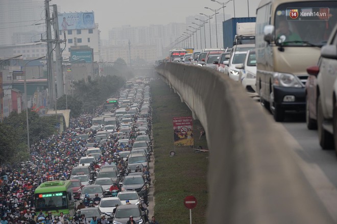 Hà Nội: Ùn tắc kinh hoàng trên đường Vành đai 3, hàng nghìn phương tiện chôn chân từ sáng sớm - Ảnh 5.