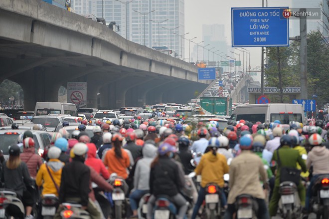 Hà Nội: Ùn tắc kinh hoàng trên đường Vành đai 3, hàng nghìn phương tiện chôn chân từ sáng sớm - Ảnh 7.