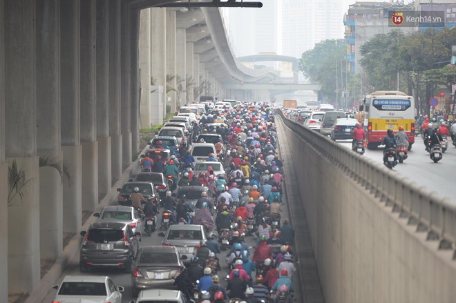 Hà Nội: Ùn tắc kinh hoàng trên đường Vành đai 3, hàng nghìn phương tiện chôn chân từ sáng sớm - Ảnh 8.